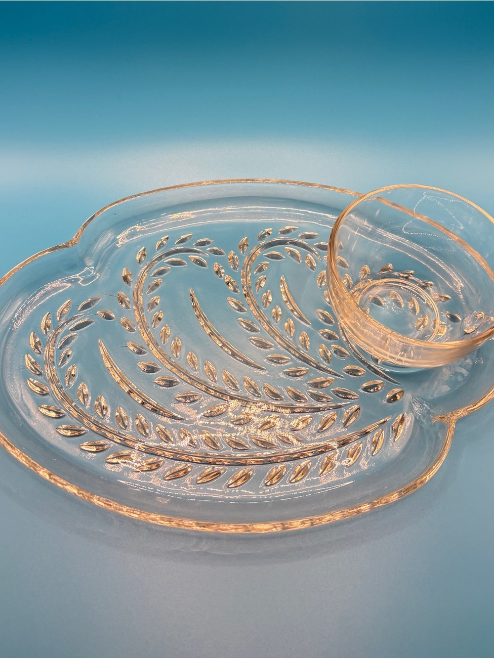 Set of 4 Clear Vintage Glass Sandwich Plates with Leaf Motif and Cups